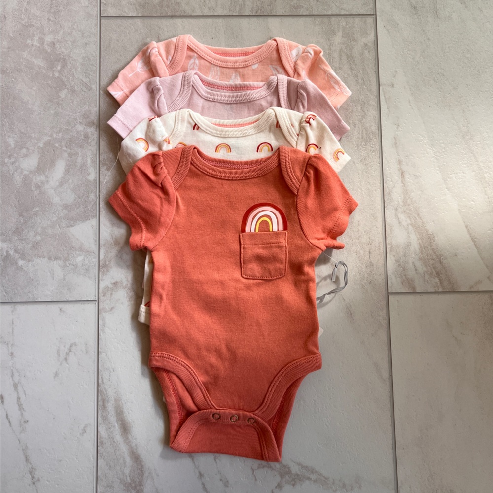Set of 4 brand new short sleeves rainbow bodysuits for baby girl size newborn